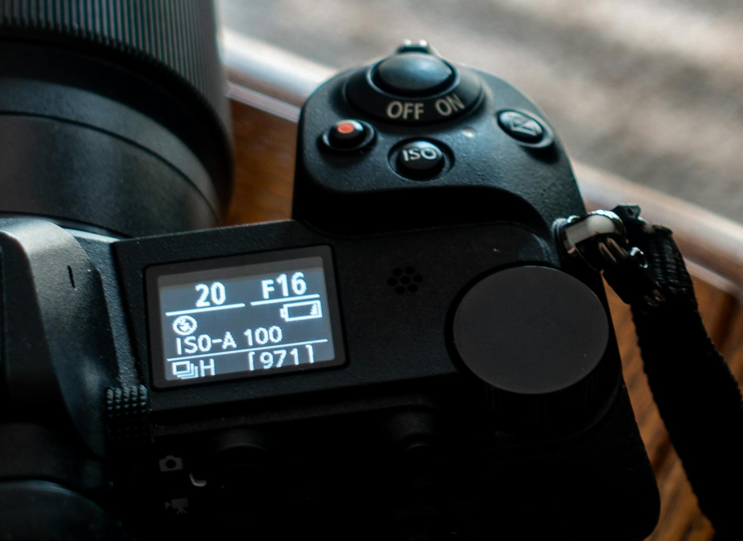 Lavt batteri i kamera. Når batteriindikatoren viser én strek, er det på tide å spare strøm.